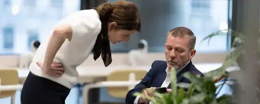 people_2_people_looking_at_phone.