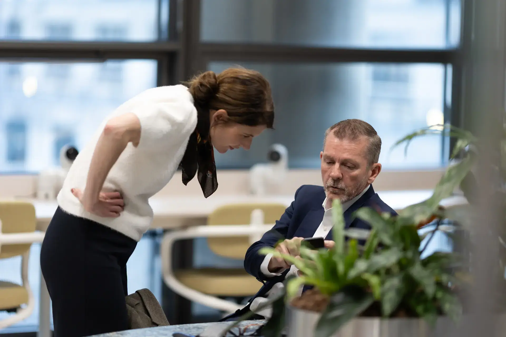 people_2_people_looking_at_phone.